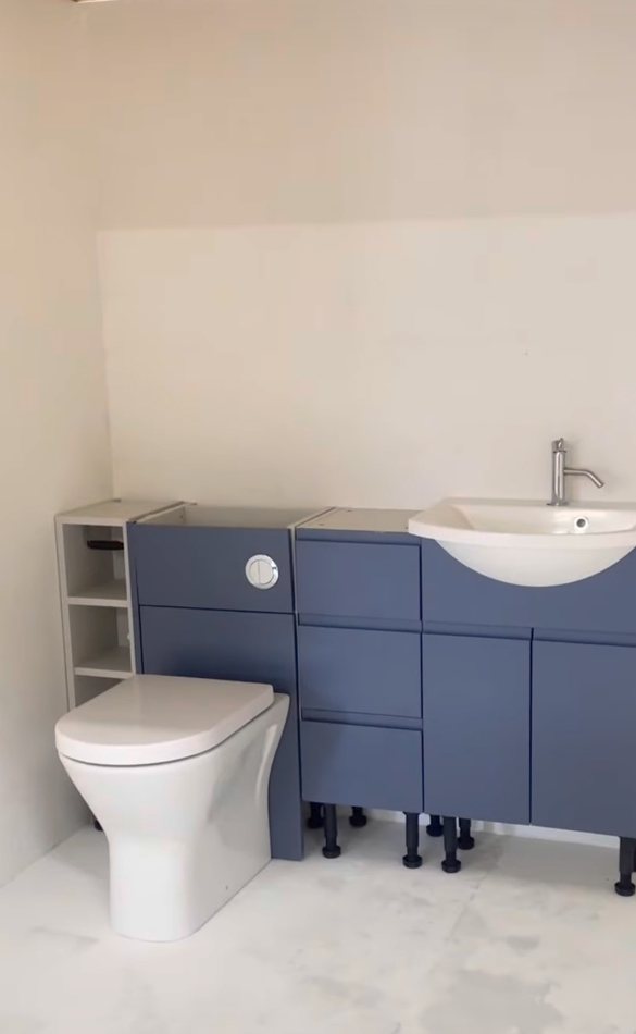 Bathroom fitting training bay with toilet and vanity unit